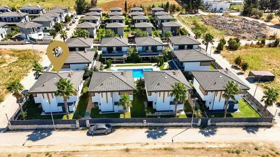 İzmir Seferihisar Im Viertel Cumhuriyet Innerhalb einer Wohnanlage mit Pool 3+1 Sommerhaus zum Verkauf