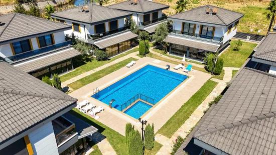 İzmir Seferihisar Im Viertel Cumhuriyet Innerhalb einer Wohnanlage mit Pool 3+1 Sommerhaus zum Verkauf