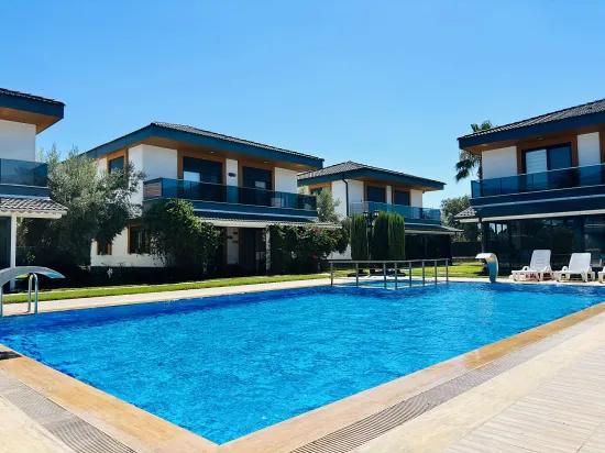 İzmir Seferihisar Im Viertel Cumhuriyet Innerhalb einer Wohnanlage mit Pool 3+1 Sommerhaus zum Verkauf