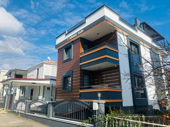 Villa Mit 4+1 Schlafzimmern Und Meerblick Sowie Eigentumswohnung In Seferihisar Doğanbey Zu Verkaufen