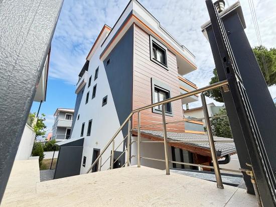 Villa Mit 4+1 Schlafzimmern Und Meerblick Sowie Eigentumswohnung In Seferihisar Doğanbey Zu Verkaufen