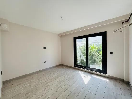 Seferihisar Im Necat Hepkon Nachbarschaft Im Wohnkomplex mit Pool freistehende Wohnung mit Garten zu verkaufen 2+1
