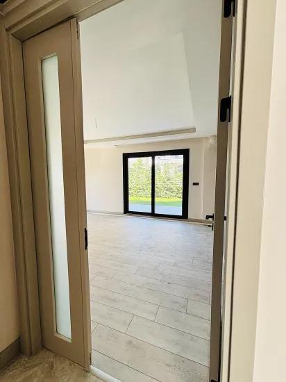 Seferihisar Im Necat Hepkon Nachbarschaft Im Wohnkomplex mit Pool freistehende Wohnung mit Garten zu verkaufen 2+1