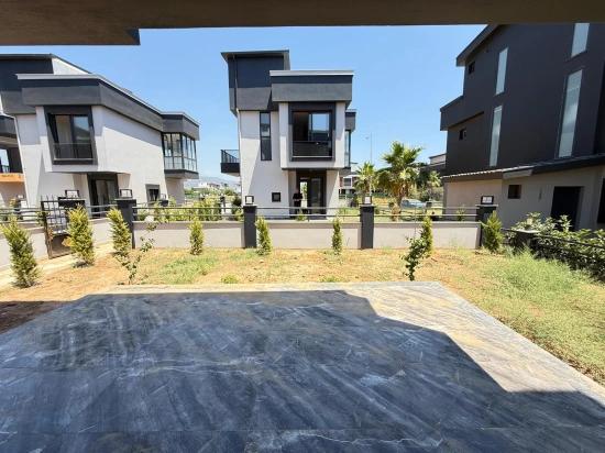 2+1 Villa Zum Verkauf Mit Eigenem Garten In Seferihisar Doğanbey