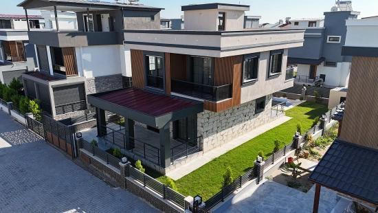 Große 3+1-zimmer-villa (300 M² Bruttofläche) Mit Separatem Pool In Doğanbey Zu Verkaufen