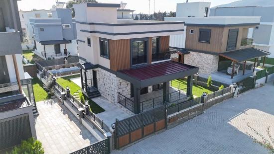 Große 3+1-zimmer-villa (300 M² Bruttofläche) Mit Separatem Pool In Doğanbey Zu Verkaufen