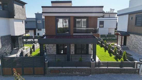 Große 3+1-zimmer-villa (300 M² Bruttofläche) Mit Separatem Pool In Doğanbey Zu Verkaufen