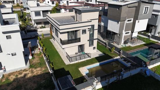 Große 3+1-zimmer-villa (300 M² Bruttofläche) Mit Separatem Pool In Doğanbey Zu Verkaufen