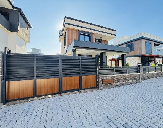 Große 3+1-zimmer-villa (300 M² Bruttofläche) Mit Separatem Pool In Doğanbey Zu Verkaufen