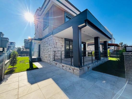 Große 3+1-zimmer-villa (300 M² Bruttofläche) Mit Separatem Pool In Doğanbey Zu Verkaufen
