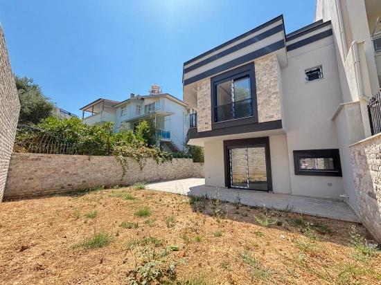 2+1-Zimmer-Villa Mit Großem Garten, 500 Meter Vom Strand In Seferihisar Ürkmez Entfernt, Zu Verkaufen.