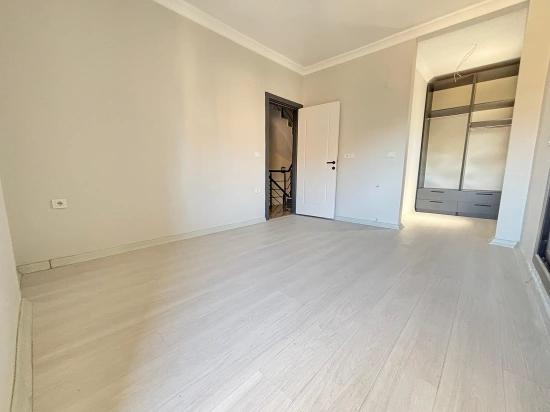 3+1 Villa Zum Verkauf In Menderes Özdere, 500 Meter Vom Strand Entfernt, Mit Parkplatz Und Großem Garten