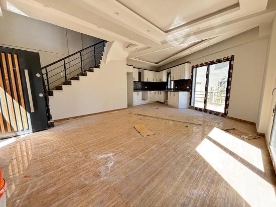 3+1 Villa Zum Verkauf In Menderes Özdere, Zentral Gelegen, Mit Garten Und Separater Küche