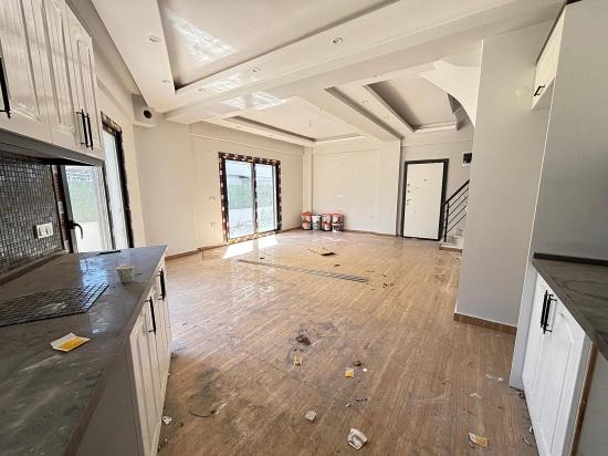 3+1 Villa Zum Verkauf In Menderes Özdere, Zentral Gelegen, Mit Garten Und Separater Küche