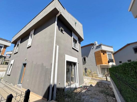Großzügige 3+1-Zimmer-Villa Mit Separatem Eingang In Menderes Özdere Zu Verkaufen