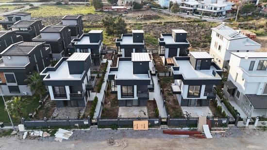 2+1 Villa Mit Großzügigem Garten In Einer Bewachten Wohnanlage Im Viertel Cumhuriyet, Seferihisar, Izmir