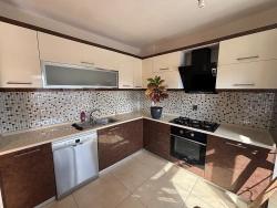 2+1-Zimmer-Wohnung Im Mittleren Stockwerk An Der Straße In Bengiler, Seferihisar