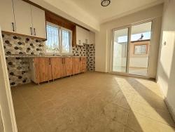 2+1-Zimmer-Wohnung In Seferihisar Ürkmez Zu Verkaufen, Mit Separater Küche Und Garten, Keine Nebenkosten