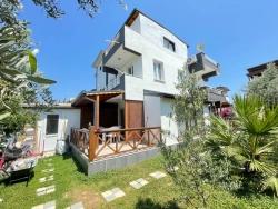 Großzügige 3+1-Zimmer-Villa Mit Parkplatz Und Großem Garten In Seferihisar Doğanbey Zu Verkaufen