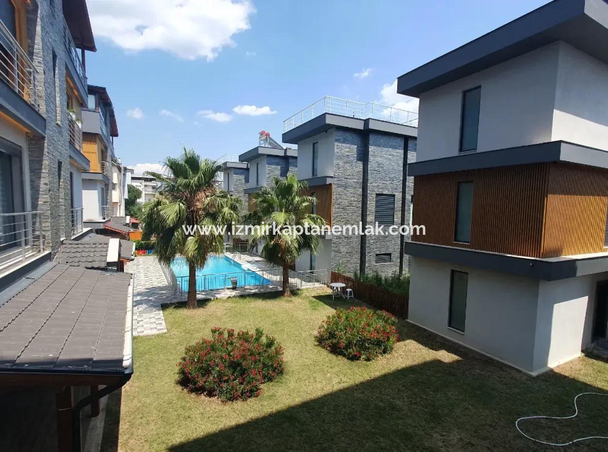 Payamlı 3 1 Villa Zu Verkaufen Mit Pool Und Garten Am Meer