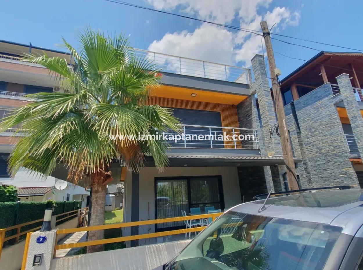 Payamlı 3 1 Villa Zu Verkaufen Mit Pool Und Garten Am Meer