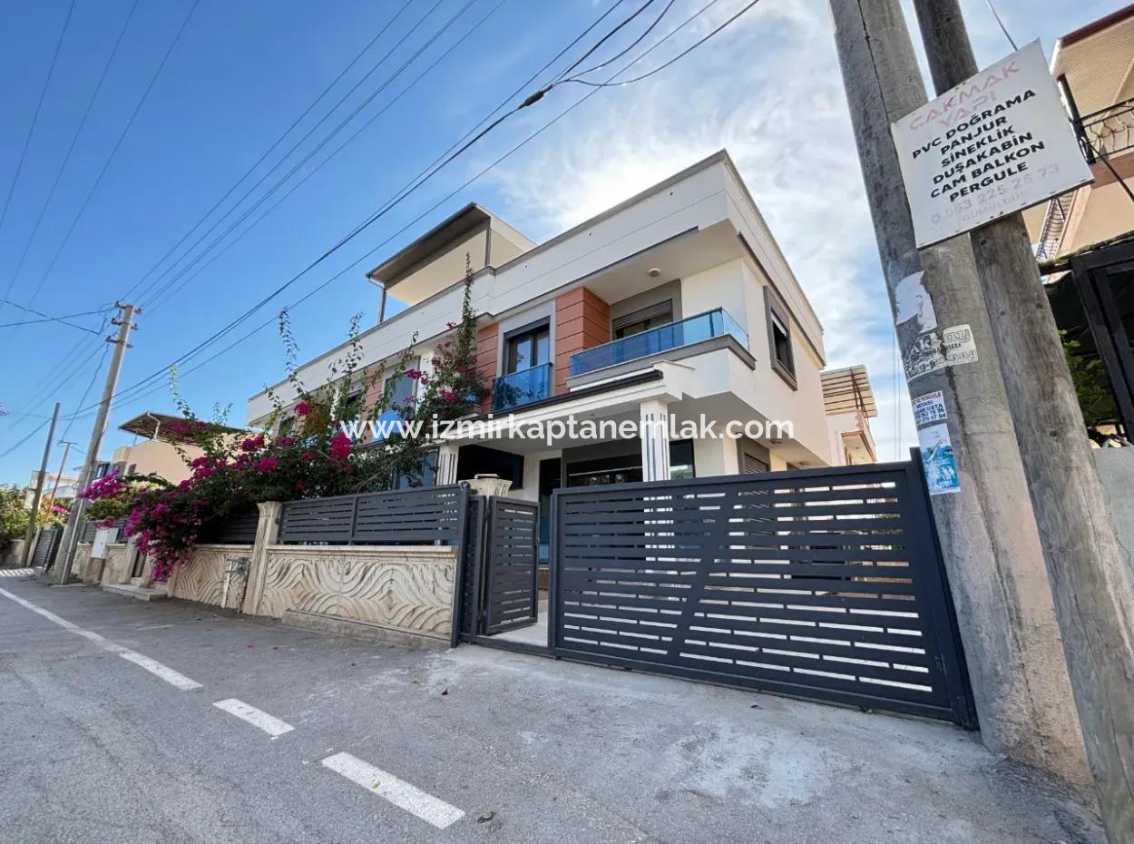 3 1 Villa Zum Verkauf In Doğanbey Mit 500 M Parkplatz Garten