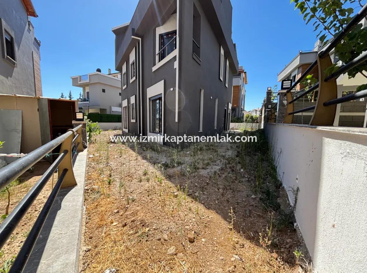 3 1 Villa Zum Verkauf Mit Garten Separate Küche In Özdere Zentrale Lage