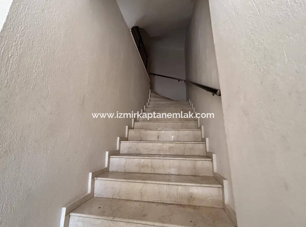2 1 Wohnung Im Mittleren Stockwerk Auf Der Strasse In Seferihisar Bengiler