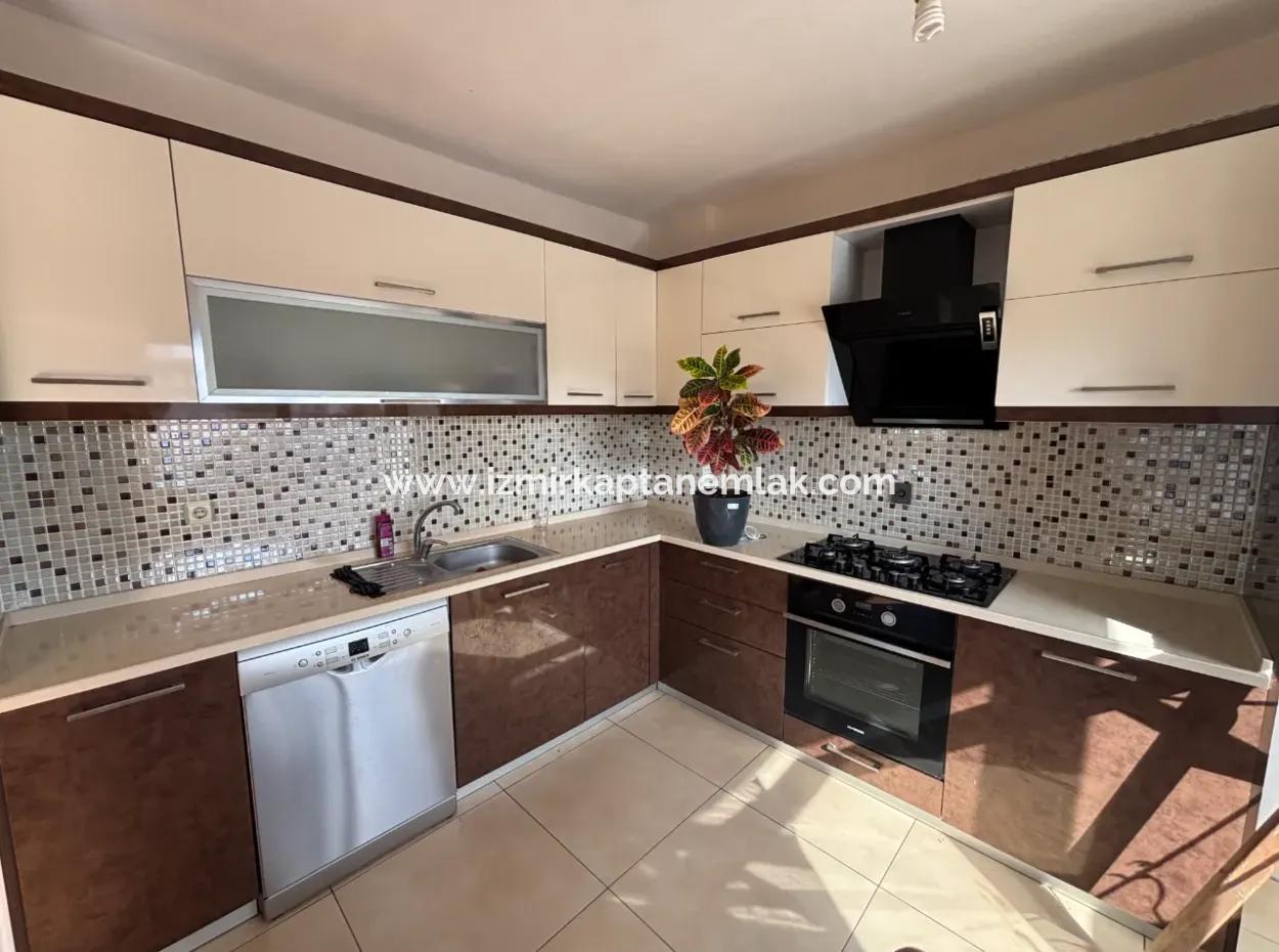 2 1 Wohnung Im Mittleren Stockwerk Auf Der Strasse In Seferihisar Bengiler