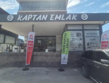Großer Coupon-Shop Zum Verkauf Am Belebtesten Ort Von Ürkmez