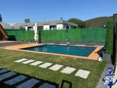 Dreieckiges Bungolov Haus Mit Pool Auf 300 M2 Grundstück In Izmir Menderes Yeniköy