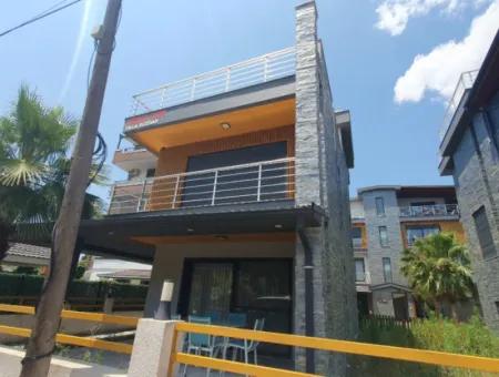 Payamlı 3 1 Villa Zu Verkaufen Mit Pool Und Garten Am Meer