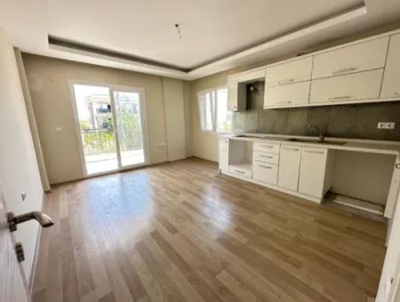 2 1 Luftige Wohnung Zum Verkauf Auf Der Mez-Etage Im Zentrum Von Seferihisar Ürkmez