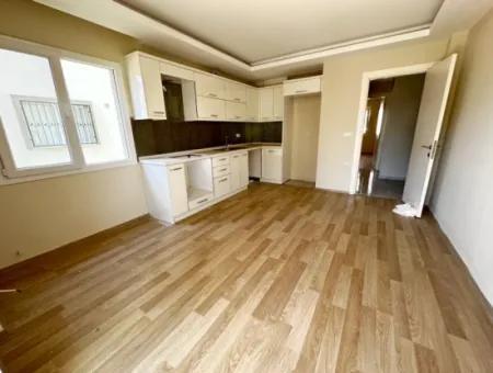 2 1 Luftige Wohnung Zum Verkauf Auf Der Mez-Etage Im Zentrum Von Seferihisar Ürkmez