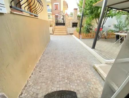 2 1 Wohnung Zum Verkauf In Ürkmez Zentrum Mit Geschlossener Garage Und Garten