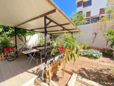 2 1 Wohnung Zum Verkauf In Ürkmez Zentrum Mit Geschlossener Garage Und Garten