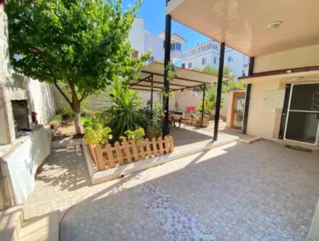 2 1 Wohnung Zum Verkauf In Ürkmez Zentrum Mit Geschlossener Garage Und Garten