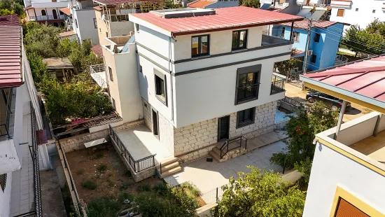 In İzmir Seferihisar Cumhuriyet Mahallesi Gibt Es Eine 5+1 Satılık Müstakil Villa Zu Kaufen. Übersetzung: In Izmir Seferihisar Cumhuriyet Viertel Gibt Es Eine 5+1 Zu Verkaufende Separate Villa. Korrektur: In Izmir Seferihisar Cumhuriyet Stadtteil Gibt Es Eine 5+1 Zu Verkaufende Separate Villa. Letzte Korrektur: In Izmir Seferihisar Cumhuriyet Stadtteil Befindet Sich Eine 5+1 Satılık Müstakil Villa Zum Verkauf, Dies Wird Zu: In Izmir Seferihisar Cumhuriyet Stadtteil Befindet Sich Eine 5+1 Separate Villa Zum Verkauf. Die Endgültige Antwort Lautet: In Izmir Seferihisar Cumhuriyet Stadtteil Befindet Sich Eine 5+1 Separate Villa Zum Verkauf.