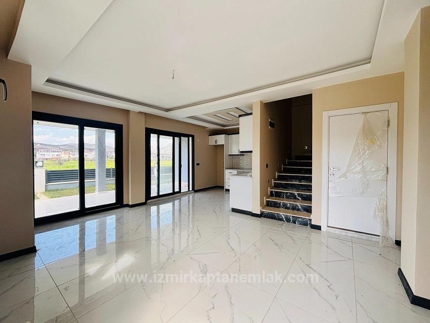 3+1 Villa With Spacious Garden For Sale In Cumhuriyet Neighborhood, Seferihisar, Izmir