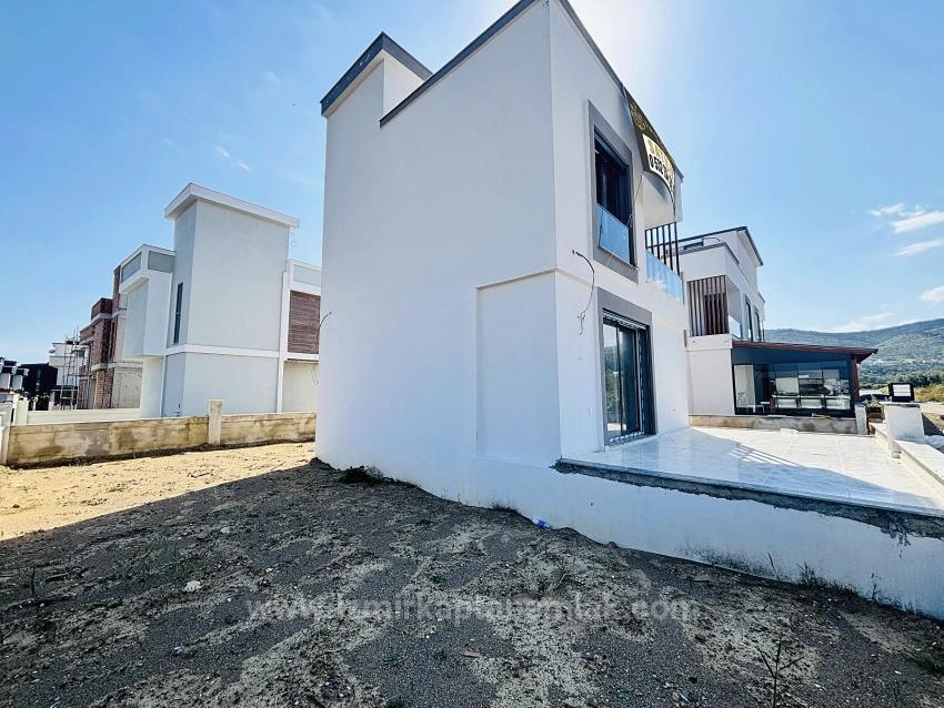 2+1 Detached Villa With Large Garden For Sale In Cumhuriyet Neighborhood, Seferihisar, Izmir