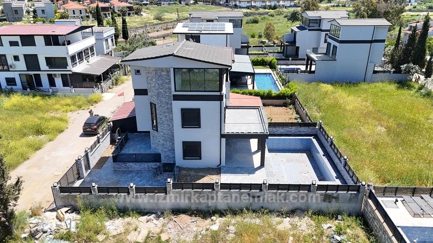 3+1 Bedroom Summerhouse For sale in Cumhuriyet Nbh. Seferihisar Doğanbey - 150 m²