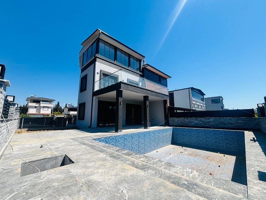 3+1 Detached Villa With Pool For Sale In Cumhuriyet Neighborhood, Seferihisar, Izmir