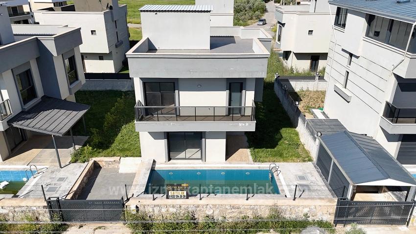 3+1 Detached Villa With Pool For Sale In Cumhuriyet Neighborhood, Seferihisar, Izmir