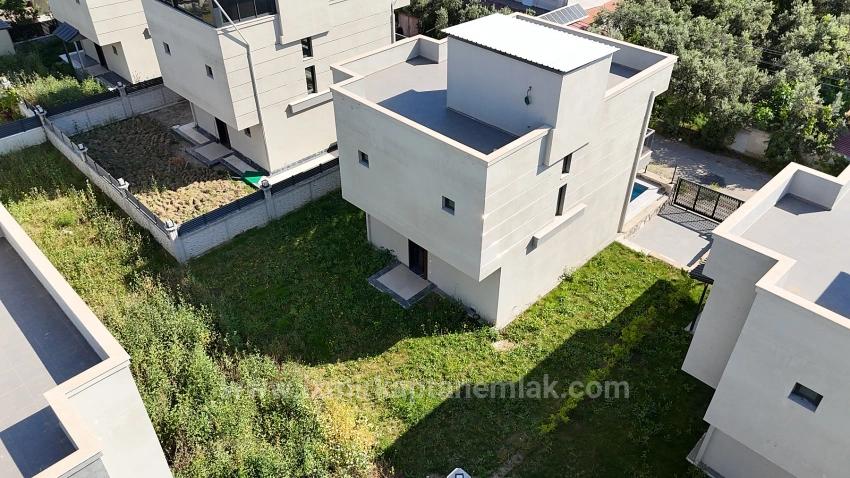 3+1 Detached Villa With Pool For Sale In Cumhuriyet Neighborhood, Seferihisar, Izmir