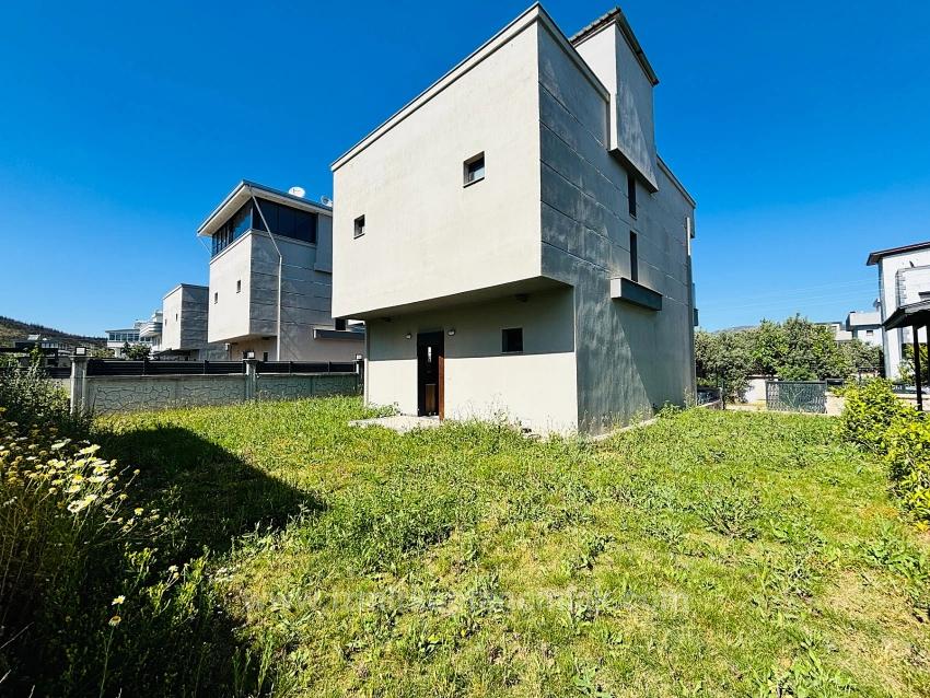 3+1 Detached Villa With Pool For Sale In Cumhuriyet Neighborhood, Seferihisar, Izmir