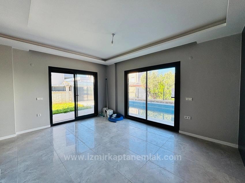 3+1 Detached Villa With Pool For Sale In Cumhuriyet Neighborhood, Seferihisar, Izmir