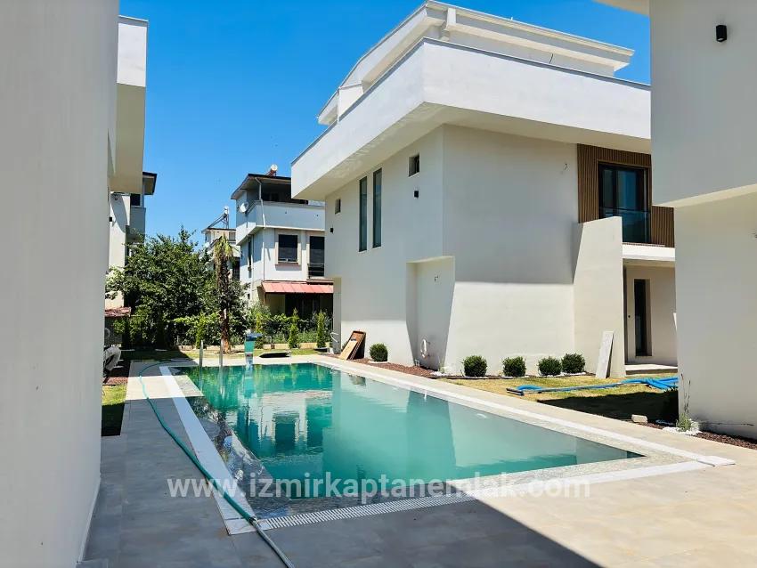 3+1 Bedroom Summerhouse For sale in Mersin Alanı Nbh. Seferihisar Ürkmez - 144 m²