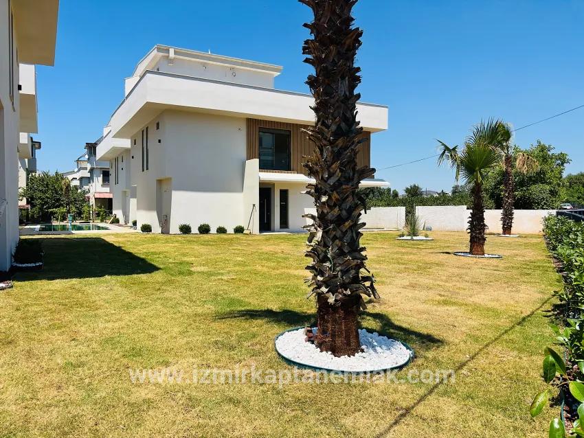 3+1 Bedroom Summerhouse For sale in Mersin Alanı Nbh. Seferihisar Ürkmez - 144 m²