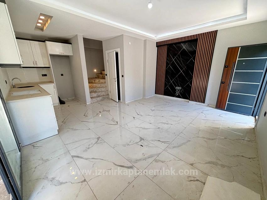 4+1 Villa For Sale With Garden In Seferihisar Doğanbey, 400 Meters From The Beach