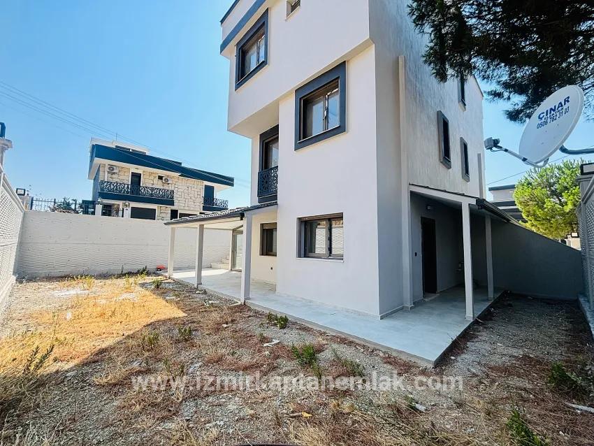 3+1 Bedroom Summerhouse For sale in Tepecik Nbh. Seferihisar - 144 m²
